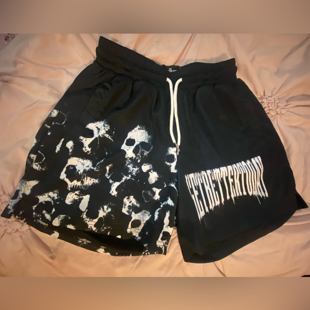 Medium sized gym shorts that sit above the knee and are fitted, and has pockets